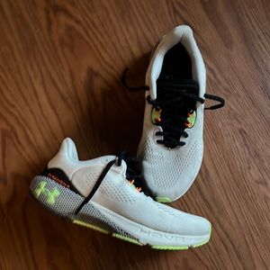 Under Armor Hovr Machina 3 - lightly used